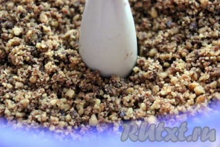 Из обрезков коржа и шоколада получится крошка для посыпки.