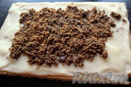 На остывший корж намазать заварной крем и посыпать печенье шоколадно-песочной крошкой.
