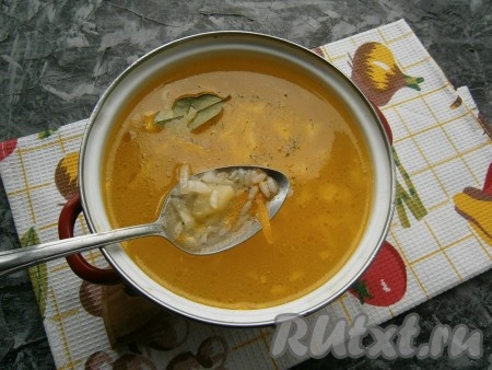 Когда картошка и рис будут готовы, выложить в кастрюлю обжаренные овощи, добавить немного приправы, лавровый лист. Довести до кипения и, уменьшив огонь, варить постный рисовый суп 5-6 минут.
