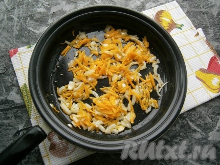 Обжарить овощи на среднем огне, иногда помешивая, в течение 3-4 минут (до мягкости).
