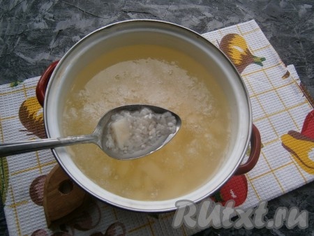 Когда вода с картошкой в кастрюле закипит, добавить рис, варить на медленном огне 15-20 минут.
