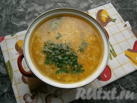 Затем добавить в кастрюлю измельченную зелень, перемешать, дать супу провариться еще 2-3 минуты, после чего выключить газ.
