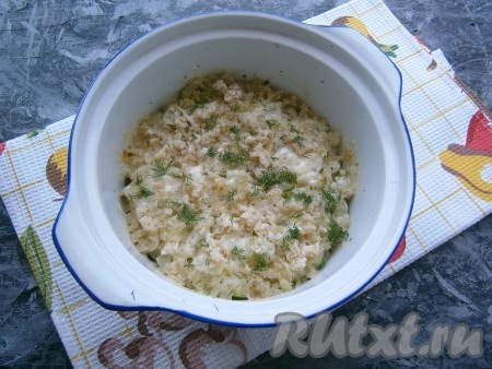 Готовое блюдо посыпать измельченной зеленью укропа.