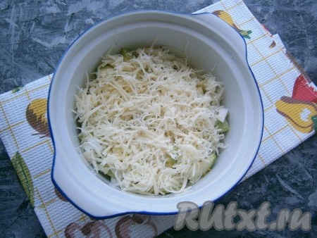 Сверху выложить 3 части натертого на мелкой (или средней) терке сыра. Кастрюльку с кабачками и сыром накрыть крышкой, но не полностью (или крышкой с отверстием для выхода пара) и отправить готовиться на 10 минут в микроволновку при мощности 700 Ватт.&nbsp;
