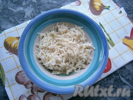 Смешать раскрошенный хлеб с оставшимся сыром.
