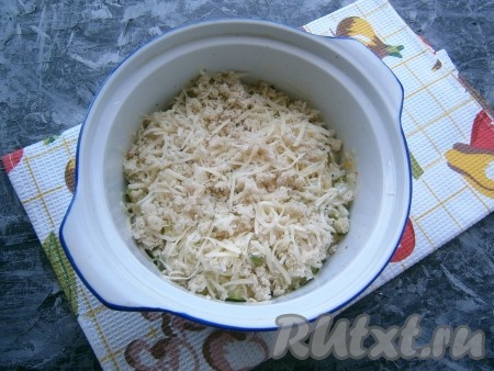 Смесь хлебных крошек и сыра высыпать&nbsp;поверх уже готовых кабачков и отправить в микроволновку при той же мощности еще на 2-3 минуты, но без крышки.
