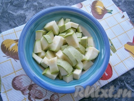 Кабачок (если кабачок не очень молодой, его предварительно нужно очистить от кожуры и семян) нарезать средними кусочками (или кубиками).
