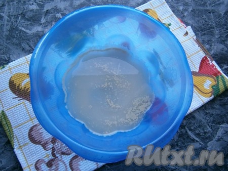 В теплой воде растворить сухие дрожжи, добавить сахар.
