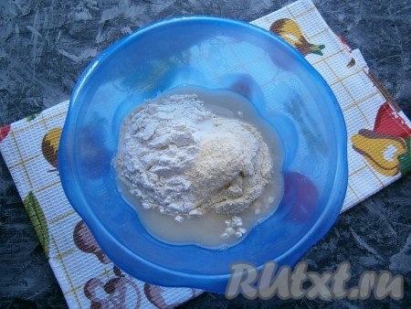 Всыпать кукурузную муку, соль и 3/4 части пшеничной муки.
