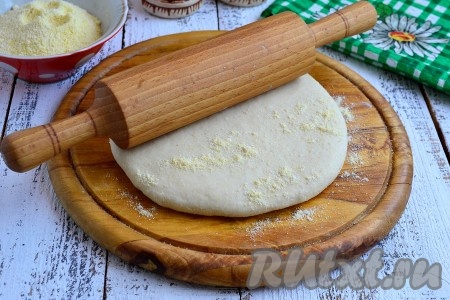 По прошествии времени из теста, замешанного с добавлением кукурузной муки, можно испечь замечательную домашнюю пиццу, выбрав начинку на ваш вкус.
