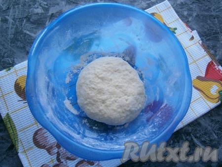 Замешивать тесто вначале ложкой, а затем, подсыпая оставшуюся пшеничную муку, замесить тесто руками. Вымешивать его нужно минуты 3-4. К концу замеса тесто для пиццы с добавление кукурузной муки должно стать плотным и почти не липким.
