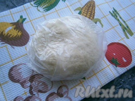 Поместить тесто в целлофан (или обернуть его пищевой плёнкой) и отправить в холодильник на 4-5 часов.
