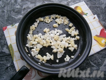 Нарезанные болгарский перец и лук выложить на сковороду, разогретую со сливочным и растительным маслом, обжарить на среднем огне, иногда помешивая, до мягкости.
