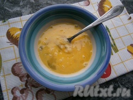 К яйцам влить одну чайную ложку молока и хорошо перемешать яичную смесь с помощью вилки.
