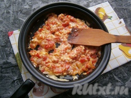 Жарить турецкий омлет на небольшом огне, перемешивая его каждые 3-5 секунд. Готовить буквально до тех пор, пока яйца не свернутся (2-3 минуты), затем огонь выключить, сковороду накрыть крышкой и оставить на 3-5 минут. За это время омлет с овощами "Менемен" дойдёт до готовности и не пересушится.
