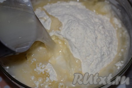 В кипятке растворим соль. В муку добавим кипяток с солью и растительное масло.
