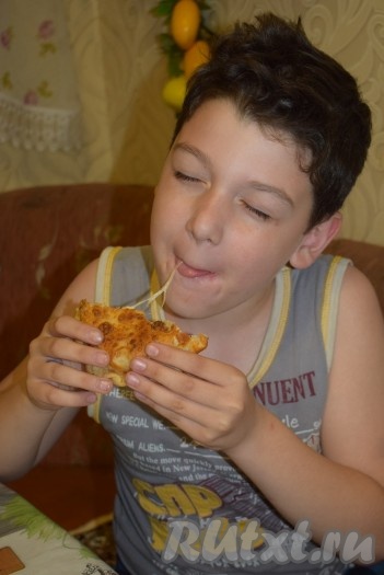 Такое угощение очень понравилось моим детям, мой сын ел и нахваливал, закрывая глаза от удовольствия, чем очень порадовал маму! Взрослым блюдо тоже понравилось!
