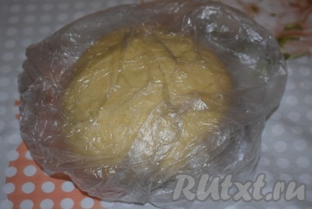 Кладём получившееся тесто в целлофановый пакет и даем отдохнуть при комнатной температуре, примерно, 20 минут.
