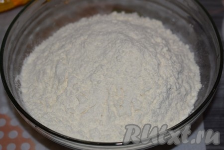 Для начала приготовим тесто, для этого муку насыпаем в глубокую миску.
