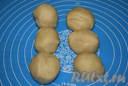 Далее подкатаем каждую часть теста в шарик.
