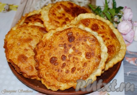 Готовые пиццы-чебуреки снимаем со сковороды и выкладываем на блюдо для подачи. Таким же образом формируем оставшиеся 4 заготовки и также жарим их до готовности. Наши вкуснейшие, сочные, ароматные пиццы-чебуреки готовы. В них отлично сочетаются колбаса, сочный помидор, замечательный соус и тянущийся расплавленный сыр - то есть всё то, что мы так любим в пицце, а еще хрустящее, пузырчатое тесто, которое мы так любим в чебуреках.
