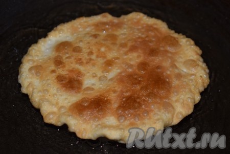 Ставим сковороду на огонь и добавляем растительное масло. Как только масло разогреется, выкладываем наши пиццы-чебуреки и жарим на среднем огне сначала с одной стороны до золотистой корочки (примерно, 5 минут), затем переворачиваем и жарим с другой стороны, примерно, 5 минут (до золотистого цвета).
