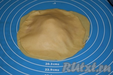 Тесто с начинкой накрываем вторым раскатанным кружком теста, выпускаем воздух и начинаем закреплять края. Края нужно скреплять очень тщательно, для того чтобы соус не вытек на сковороду в процессе жарки чебупицц.
