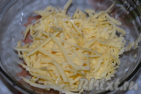 Пока тесто отдыхает, подготовим начинку и соус. Для начинки нашей пиццы-чебурека подойдут любые продукты, которые вы привыкли добавлять в вашу пиццу, - это могут быть колбаса, сыр, маслины, лук, маринованные огурчики и так далее. Натрём на тёрке сыр.
