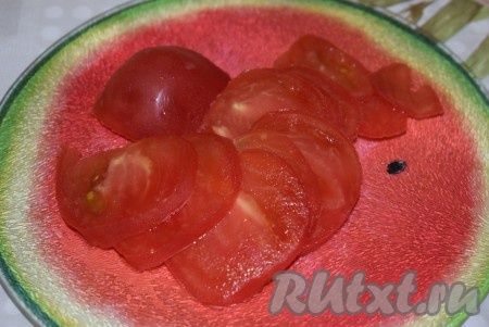 Помидоры также нарежем на кружочки.
