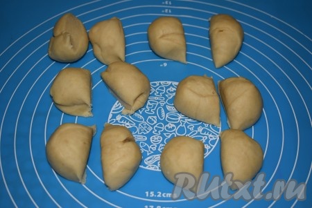 Получившиеся шарики делим пополам. 