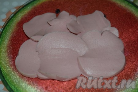 Колбасу нарежем на тонкие кружочки.
