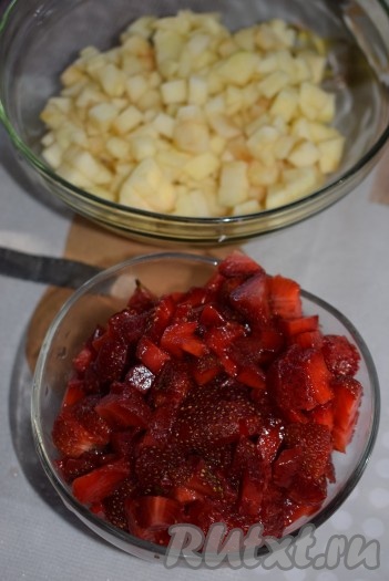 Нарезаем яблоки и клубнику на мелкие кубики.
