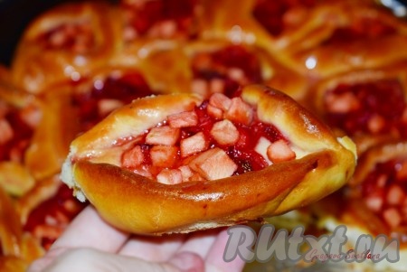 Разборный пирог с клубникой и яблоками легко разделяется на порционные булочки без помощи ножа, а значит его легко отломить и и удобно кушать! Вот такие аппетитные булочки получились. Вкусно, красиво и ничего сложного, а значит стоит попробовать!
