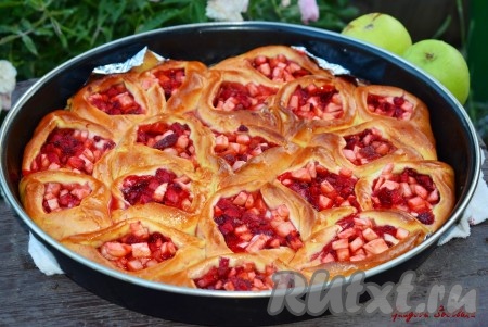 Пирог с клубникой и яблоками