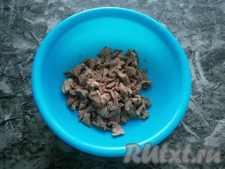 Залить утиную грудку водой, довести до кипения, посолить по вкусу, уменьшить огонь и отварить до готовности (мясо будет готово, приблизительно, через 1 час). Грудку остудить и нарезать небольшими кусочками.
