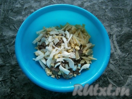 Варёные картошку и яйца очистить, нарезать соломкой (или брусочками) и выложить к утиной грудке.
