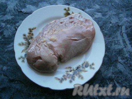 С утиной грудки снять шкуру, отделить филе от кости, вымыть.
