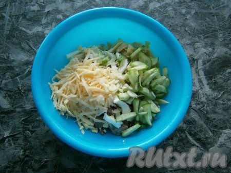 Свежий огурчик, нарезанный соломкой, и сыр, натёртый на крупной терке, добавить в салат из утиной грудки, картошки и яиц.
