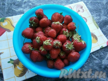 Для заморозки подойдут только спелые, плотные, без повреждений ягоды.
