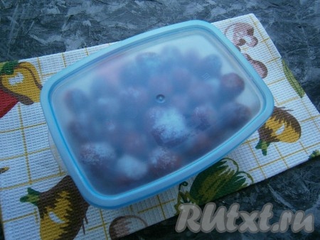 Закрыть пластиковый контейнер с клубникой плотно крышкой и сразу же поместить в морозилку с температурой минус 18-20 градусов.
