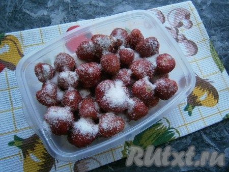 У меня получилось 3 слоя. Старайтесь выкладывать клубнику так, чтобы при закрытии контейнера крышкой ягоды не мялись.
