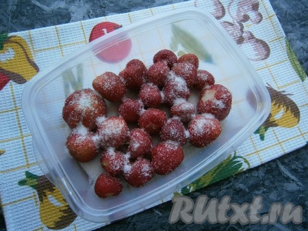 Складывать клубнику в пластиковый контейнер слоями, пересыпая немного сахаром.&nbsp;
