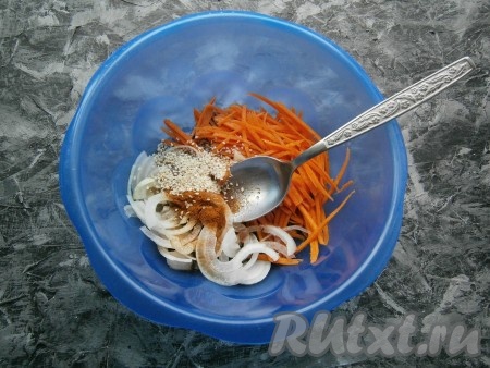 К луку и моркови добавить соевый соус, кунжут и красный молотый перец.
