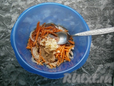 Сюда же добавить пропущенный через пресс чеснок, всыпать сахар и кориандр, перемешать заправку-маринад.
