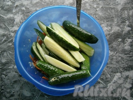 Огурцы за время соления пустят сок, который необходимо слить, а сами огурцы выложить в миску с заправкой-маринадом.
