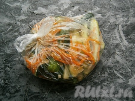 Далее всё нужно перемешать. Для удобства я переложила огурцы с заправкой в целлофановый пакет и тщательно перемешала. Оставить огурцы в прохладном месте для маринования на 5-6 часов.
