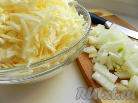 Репчатый лук мелко нарезать. Капусту нашинковать соломкой. 