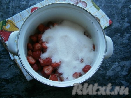 Засыпать клубнику сахаром, чуть перемешать и оставить на 3-4 часа.