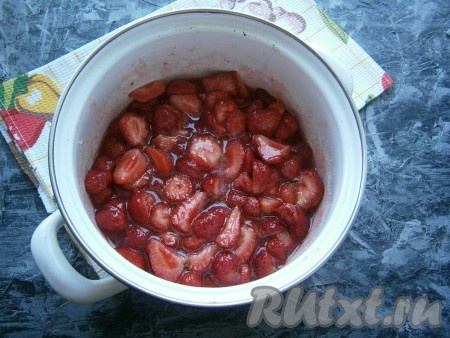 За это время клубника пустит достаточно сока. Поставить кастрюлю на медленный огонь.
