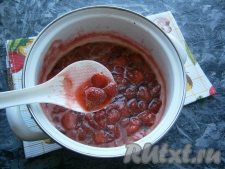 Далее варить варенье из клубники с агар-агаром, периодически помешивая, около 25 минут на медленном огне.
